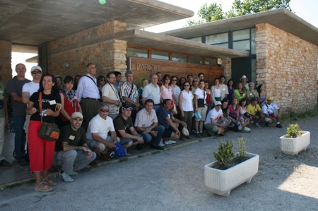 Foto de grupo nas portas do parque arqueolóxico